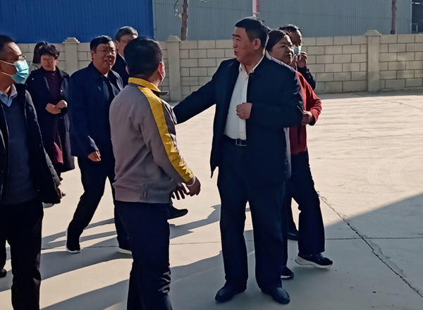 河南省農(nóng)業(yè)廳專家驗收小組對蘭考花生基地及特香型花生油加工設備進行綠色食品加工認證驗收(圖1)