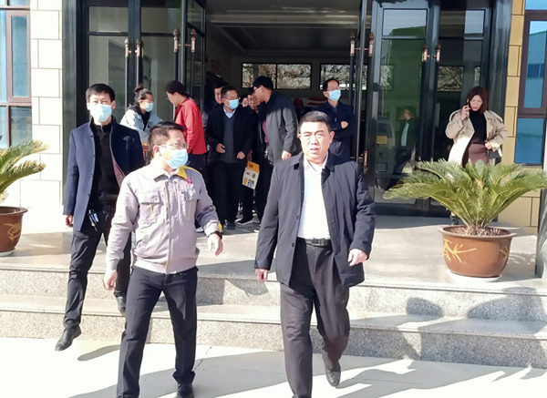 河南省農(nóng)業(yè)廳專家驗收小組對蘭考花生基地及特香型花生油加工設備進行綠色食品加工認證驗收(圖2)