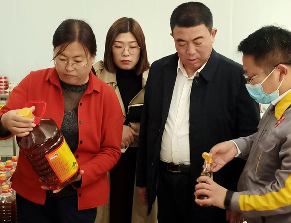 河南省農(nóng)業(yè)廳專家驗收小組對蘭考花生基地及特香型花生油加工設備進行綠色食品加工認證驗收(圖3)