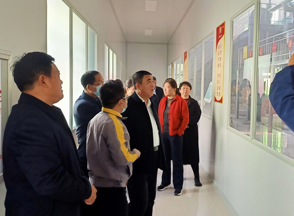 河南省農(nóng)業(yè)廳專家驗收小組對蘭考花生基地及特香型花生油加工設備進行綠色食品加工認證驗收(圖4)