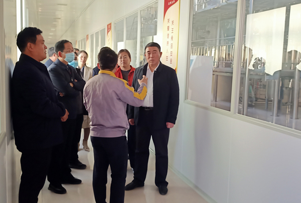 河南省農(nóng)業(yè)廳專家驗收小組對蘭考花生基地及特香型花生油加工設備進行綠色食品加工認證驗收(圖5)